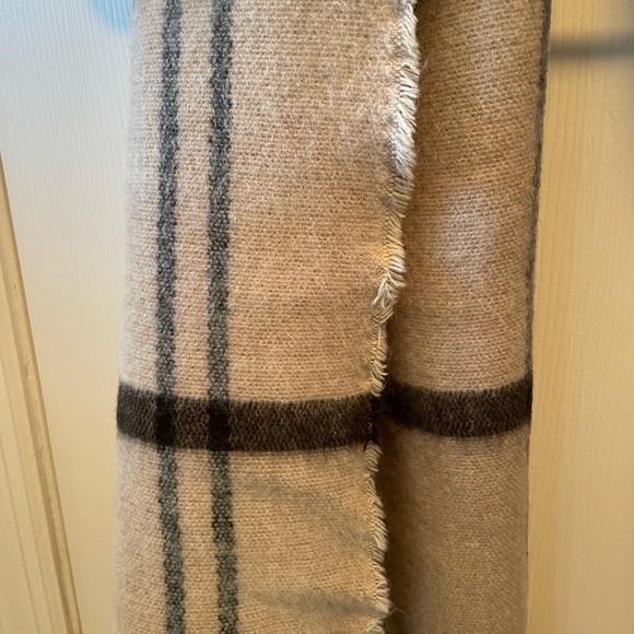 Zara plaid soft scarf/pashmina - Picture 3 of 3